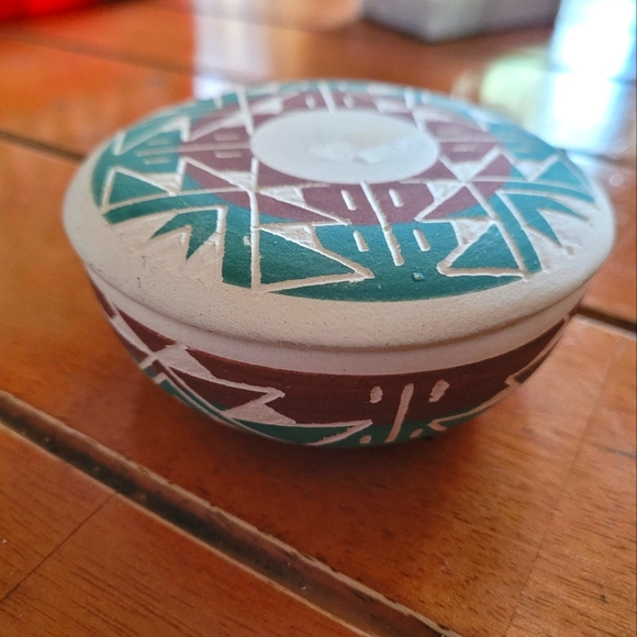 Handmade Sioux pottery - Picture 1 of 5